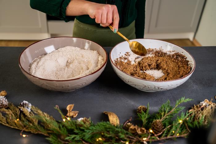 införliva de torra ingredienserna i blandningen av jordnötssmör, kokossocker, veganskt ägg och kokosolja, handledning för att göra pepparkakor