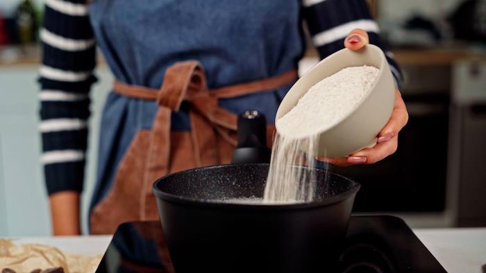 ادمج دقيق القمح الكامل في باقي المكونات كيف تصنع عجينة تشوروز منزلية الصنع في مقلاة