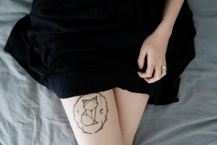 Krstné meno tetovanie prepletené tetovanie na boku mačiatka v kruhu