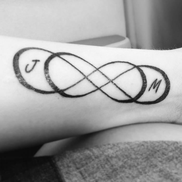 oändlighetstecken tatuering på underarmen dubbel evighet och initialer tatuering
