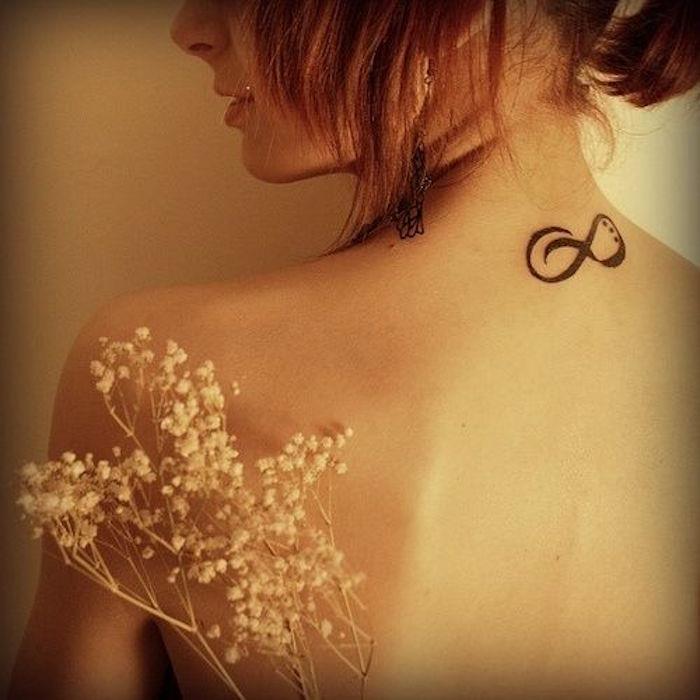 symbol večnej lásky tetovanie na zadnej strane krku ženy