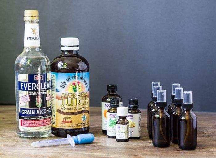 المكونات لكل أجرة في casa un gel disinfettante، bottiglie di vetro con spray