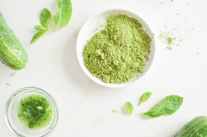 gurka, matcha grönt tepulver och mintmask recept som tonar huden och minskar stora porer