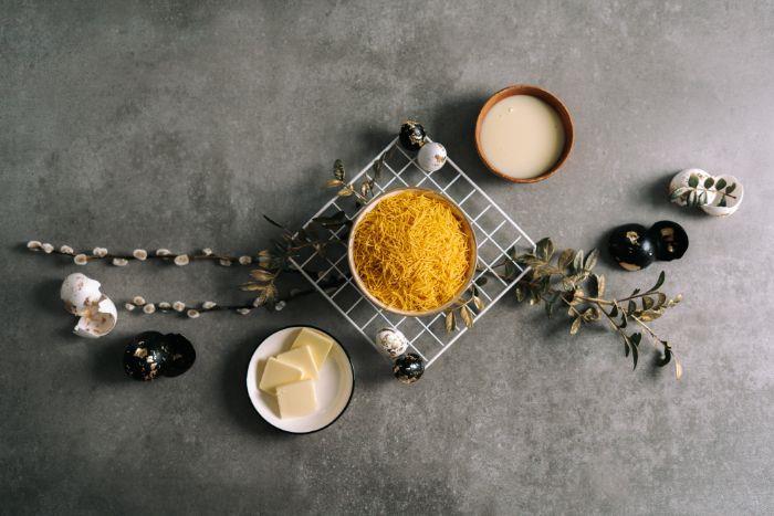 ingredienser som behövs för att göra ett original påskrecept i vermicelli, smör, kondenserad mjölk i en muffinsform
