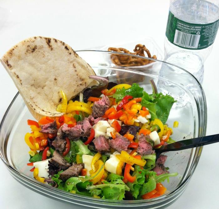 Esempio dieta equilibrata e un piatto con insalata mista e pezzo di piadina