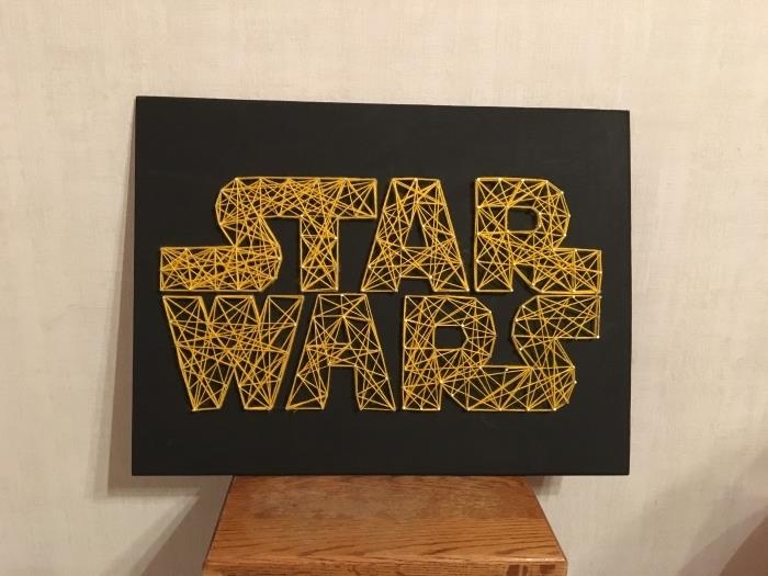 hur man gör ett DIY Star Wars -temaobjekt, tavla med Star Wars -bokstäver i gul tråd och spik