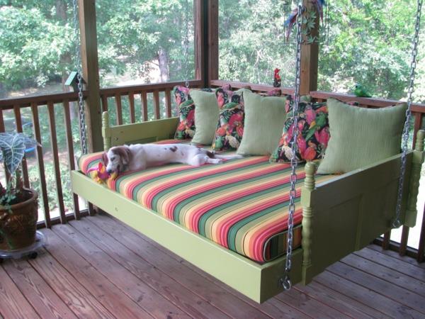 inspiration-sovrum-fin-mjuk-grön-målning-svängande-säng-paneler-också-färgglada-avskalade-madrass-och-chic-gröna-kuddar-över-trä-golv-och-trä-staket-som-dekorera- utomhus-inredning-idéer-indo2-storlek