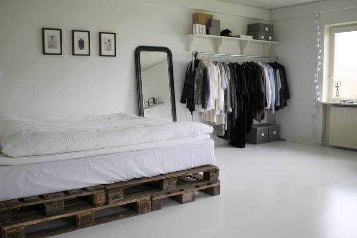 minimalistická spálňa s triezvou a vycibrenou atmosférou s nízkou paletovou posteľou