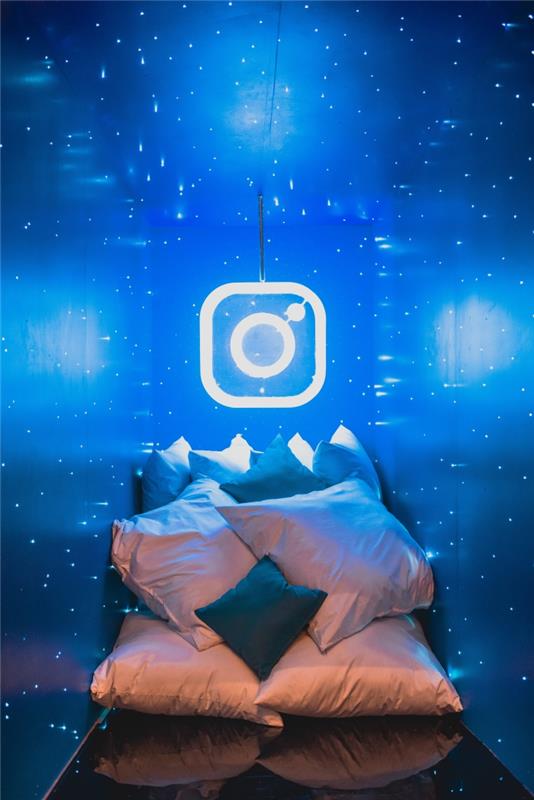فكرة خلفية رائعة ، مثال على صورة مع تصميم شعار instagram في غرفة ضيقة صغيرة بجدران زرقاء