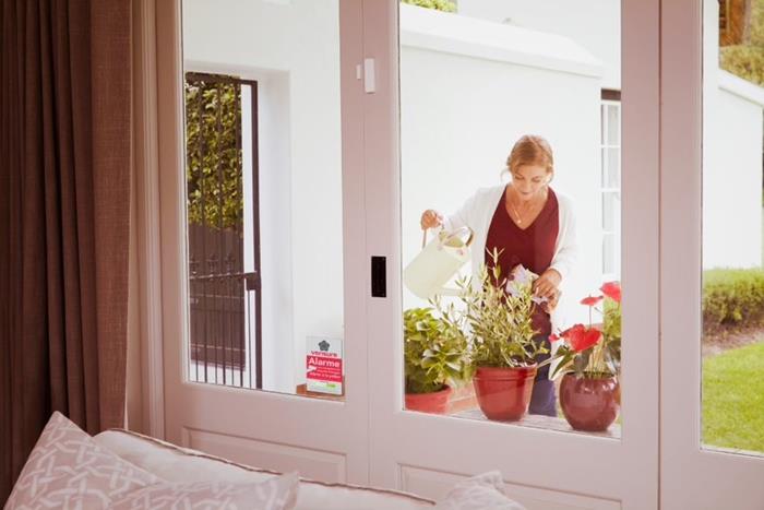 inštalácia bezdrôtového alarmu domáce bezpečnostné okno obývacia izba dlhé závesy výhľad na ochranu záhrady pred nebezpečenstvom domáce bezdrôtové alarmy