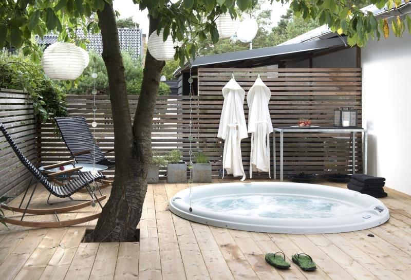 underground spa installation trä terrass solstolar metall träd trädgård