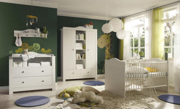 nápad na výzdobu spálne pre novorodencov s lakovanou drevenou podlahou a veľkými oknami, kompletný nábytok do detskej izby