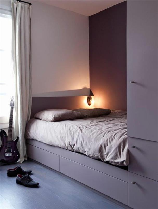 elegantný interiér-spálňa-parkety-lacný-luster-interiér-posteľ-v-sivom dreve