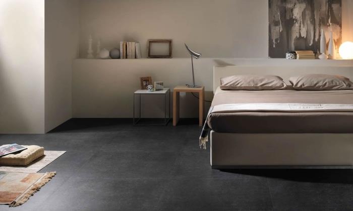 stort sovrum med vita väggar med kolgrått golv, dekorativa föremål med träfinish för en mysig atmosfär