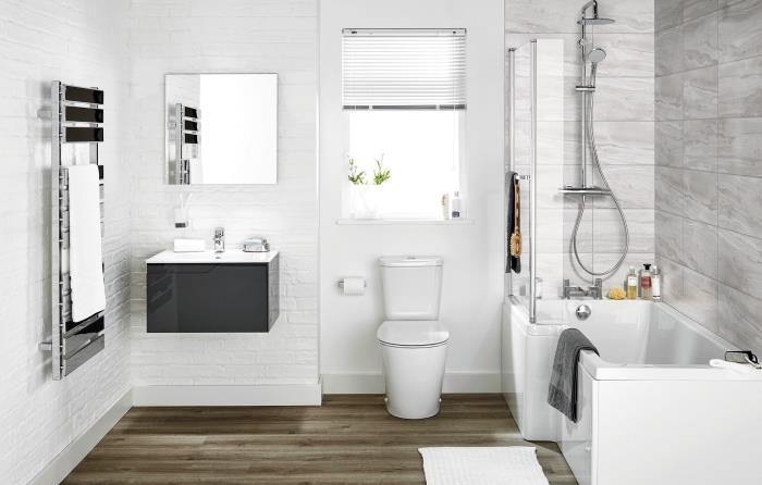 exempel på ett badrum på 5 m2 med vita tegelväggar med en marmorplattad duschvägg och ett litet badkar