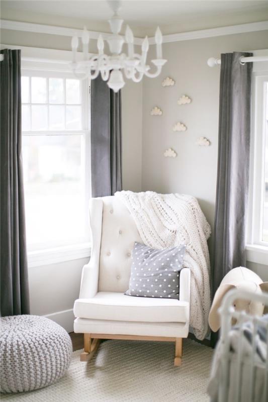 odpočinkový kútik v miestnosti pre novorodencov s béžovými stenami s bielym kreslom s gombíkom a drevenými nohami