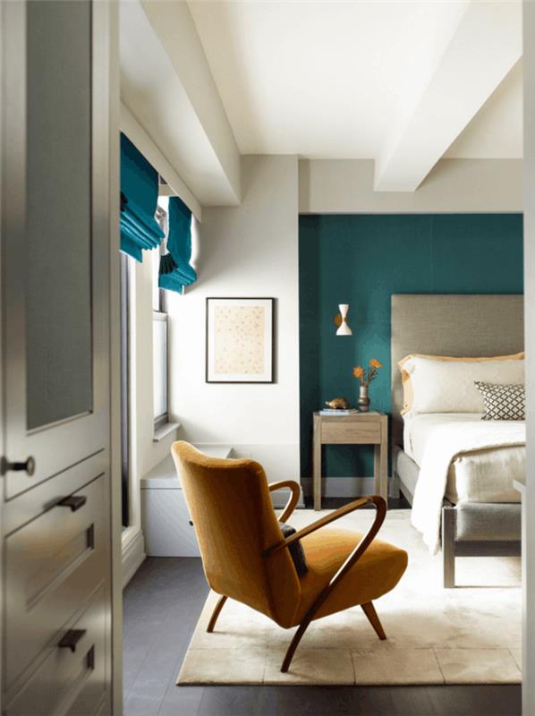 interiér-dekor-spálňa pre dospelých-modrá-páv-kreslo