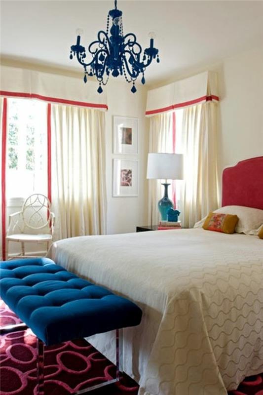 interiér-dekor-spálňa pre dospelých-páv-modrá-spálňa-barokový luster