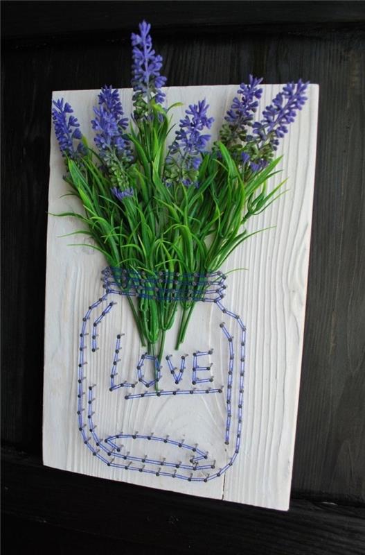 handgjorda dekorativa föremål med träskiva dekorerad med lila tråd i form av en burk och en bukett lila blommor