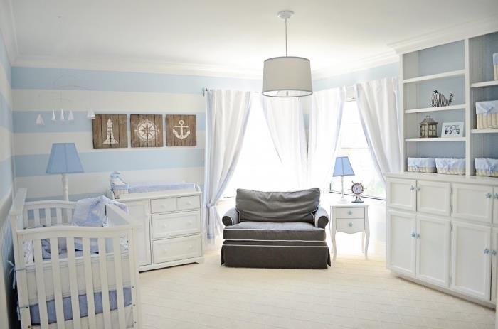 príklad dvojfarebného dizajnu v bielej a svetlo modrej farbe v miestnosti pre novorodencov s dlhými závesmi a nábytkom z bieleho dreva