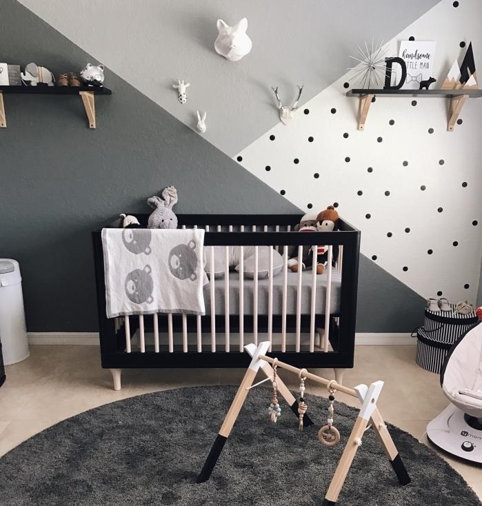 zmiešaný model detskej izby so zdobením steny vo svetlo šedej a tmavošedej farbe v kombinácii s bielou stenou s čiernymi bodkami