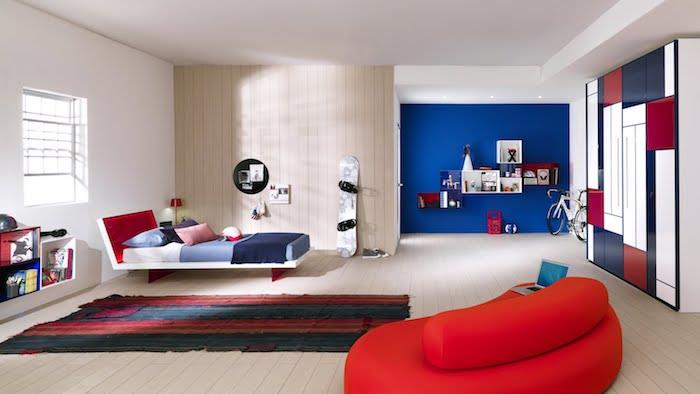ديكورات غرف نوم بنات، أرضيات خشبية فاتحة، غطاء سرير باللونين الأبيض والأزرق