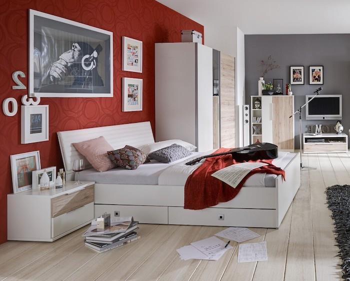 ديكور غرفة نوم مراهقة ، أرضيات خشبية فاتحة ، جدران مطلية باللون الرمادي والأحمر