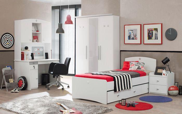 ديكور غرفة نوم مراهقة ، إطار صور باللون الأحمر ، مصابيح معلقة باللونين الرمادي والأحمر ، خزانة ملابس بيضاء مع ديكور شفاف