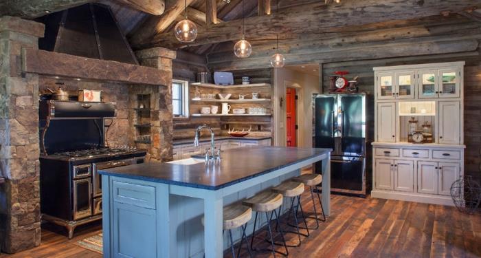 rustikálny modrý interiér domu biely kuchynský ostrov vinobranie rustikálne drevené kuchynské skrinky