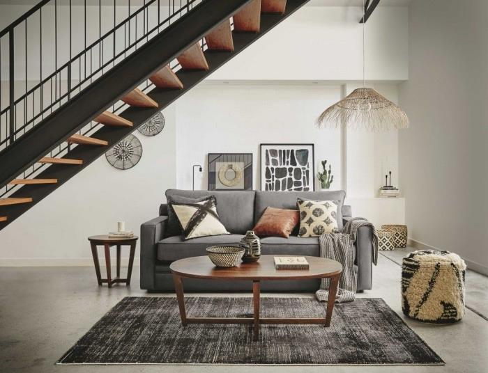 schodisko v modernom industriálnom štýle z dreva a matného čierneho železa, kmeňové akcenty v modernej obývačke