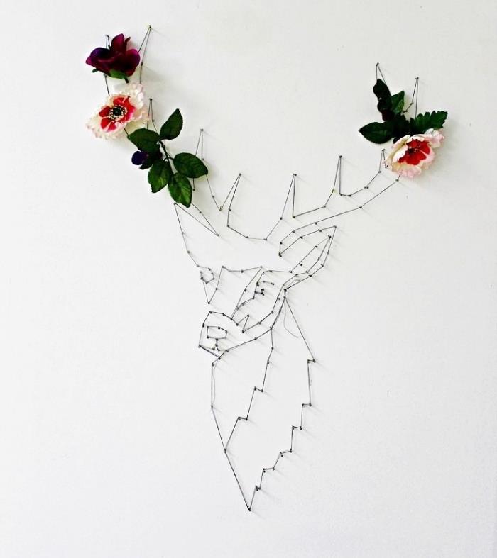 nástenná dekorácia v minimalistickom štýle vyrobená z napnutej šablóny v bielo -čiernom prevedení jeleňa s kvitnúcimi rohmi