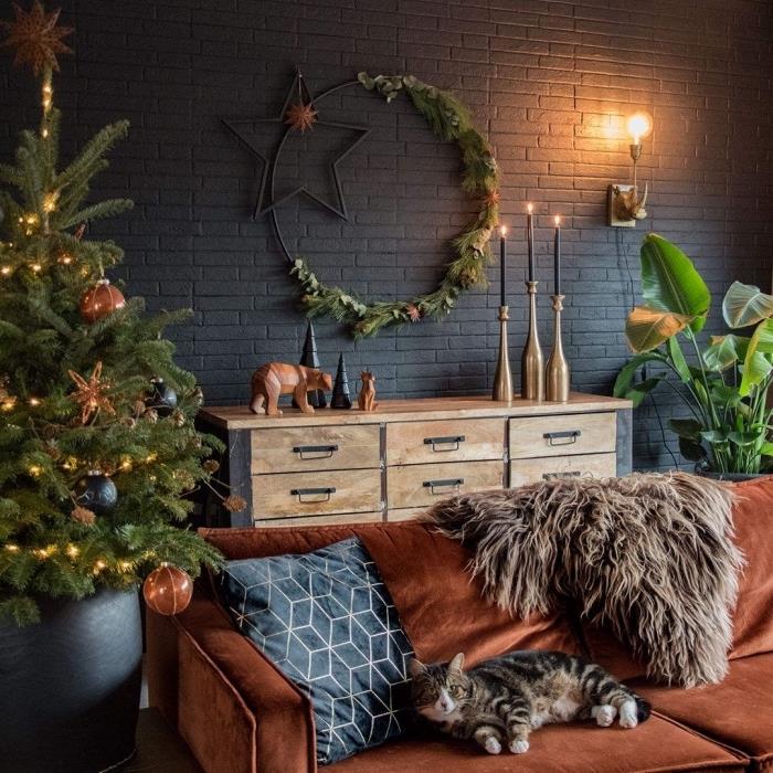 naturlig julgransdekoration med kopparprydnader och ledkedja, inredning av industriella och rustika stilar i ett mysigt vardagsrum med naturlig juldekoration