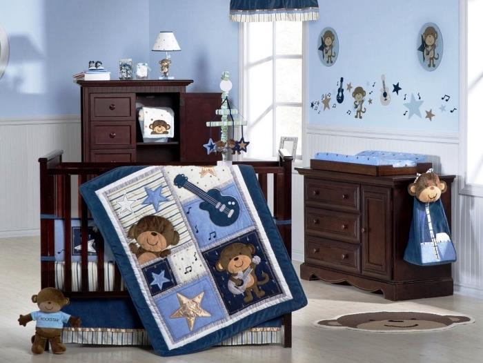 dvojfarebná dekorácia v svetlomodrom a tmavohnedom prevedení do detskej izby s ozdobnými predmetmi s opičím dizajnom