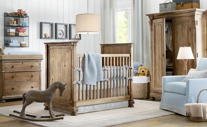 organizácia priestoru v miestnosti pre novorodencov s bielymi stenami a svetlou drevenou podlahou s nábytkom z masívneho dreva