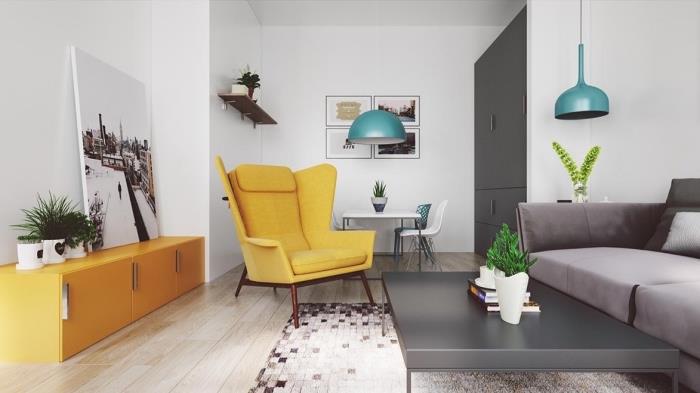 moderný interiérový dizajn v škandinávskom štýle, biela dekorácia obývačky so svetlými parketami a sivou sedačkou, model kresla v horčicovo žltej farbe