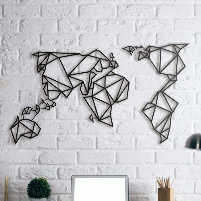 järn deco världskarta som en art deco -idé i ett rum i industriell stil med vita tegelväggar
