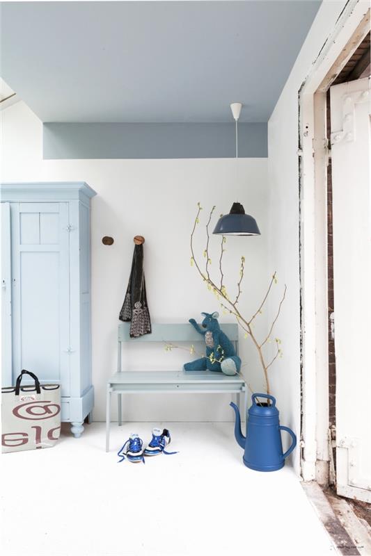 hall och entré målning idé, gråblått tak som sträcker sig ut på väggen och matchar möblerna