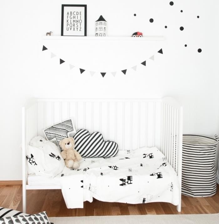 pekná spálňa pre chlapcov zariadená v minimalistickom štýle s nábytkom a doplnkami v bielej a čiernej farbe na tmavej drevenej podlahe