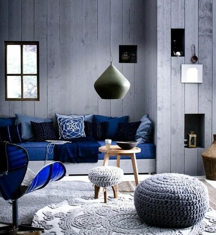 zaujímavý-návrh-deko-obývačka-sivá-s-dekoratívnymi prvkami-modrá-atmosféra-obývačka-škandinávsky-dizajn-súčasnosť