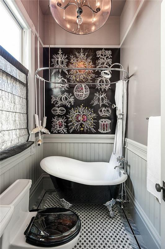 badrum i taupe rosa, vitt och svart, asymmetriskt antikt badkar, original taklampa, svart tapet med silverfigurer