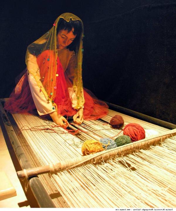 iran-girl-making-a-wool-matta