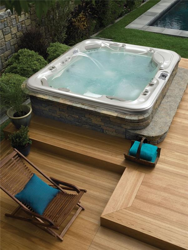 jacuzzi terrass natur dekor trä solstol blomkrukor korg handdukar
