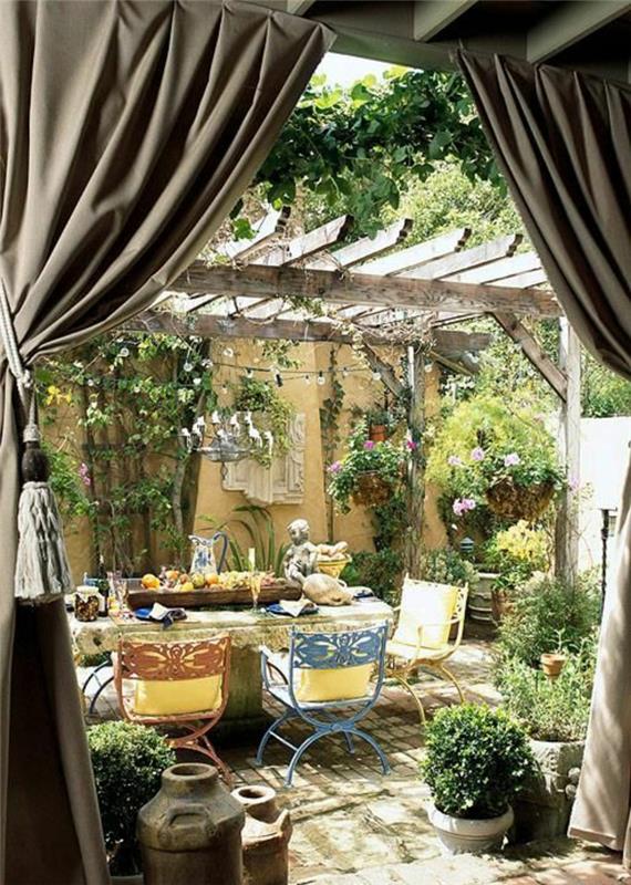 rustik-stil-trädgård-rustika-möbler-i-trä-och-järn-stolar-rustika-gardiner