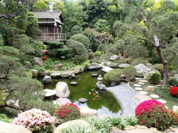 Japonská záhrada s rozhádzanými kameňmi