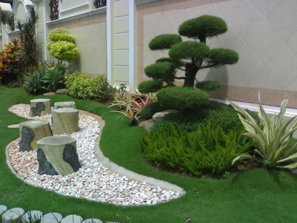 japonská záhrada s prírodným štrkom a nádhernými stromami