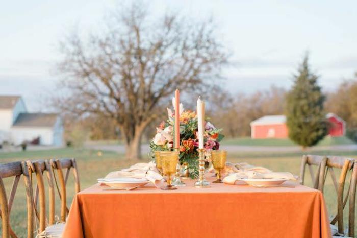 Orange bordsduk, blommig mittpunkt, rustika bröllopsblommor, rustik bröllopssalong