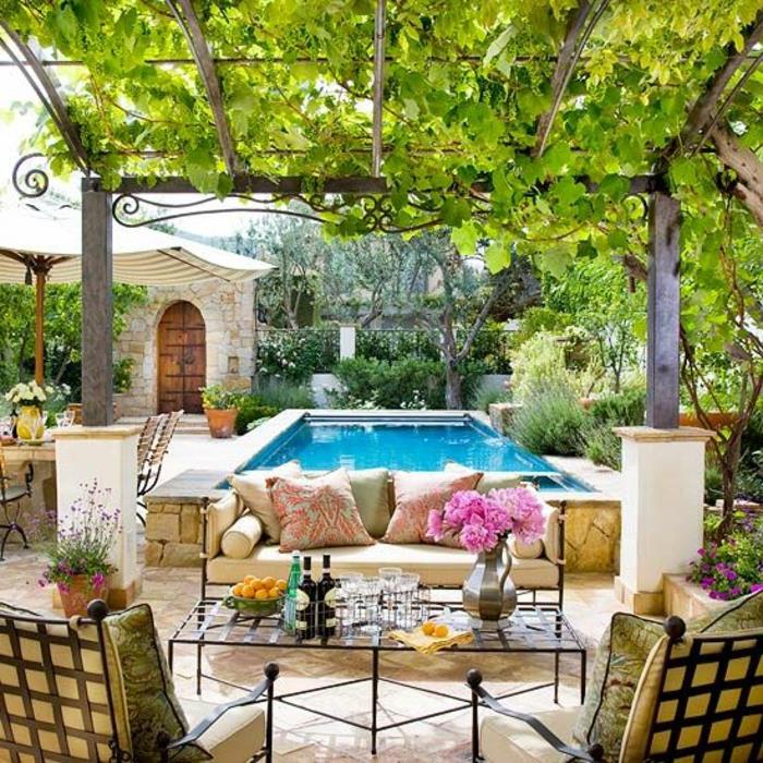 rustik-trädgård-simning-pool-i-möblerad-rustik-grön-trädgård-soffa-trädgård
