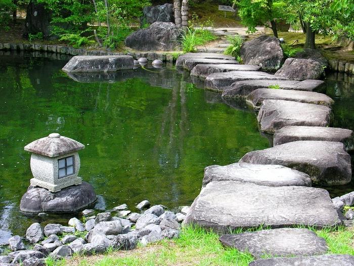 vonkajšia záhradná výzdoba, zen kamenná lampa, kamenná záhradná cesta, vodná nádrž, kamienková záhradná dekorácia