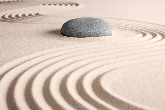 Japansk-zen-trädgård-exteriör-idéer-sand-målning