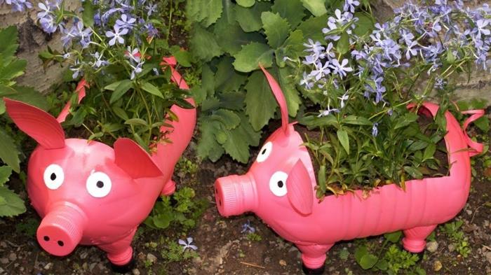 rosa grisar gjorda med plastflaskor, som omvandlar återvunna föremål till utomhusinredning i trädgården